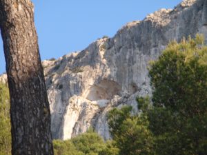 Cueva Peña Tallà vista desde bajo